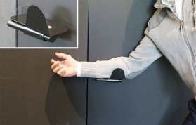 Armdrücker auf Türklinken zum hygienischen Öffnen mit dem Arm