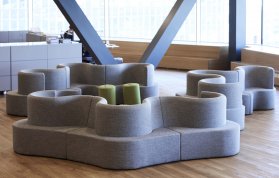 Sofa in origineller Kleeblattform - auch in Leder erhältlich
