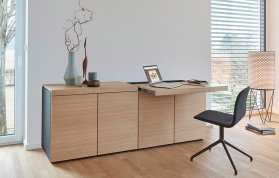 basic cap Home mit ausziehbarem Abdeckboden als Arbeitsfläche verbindet Stauraum und Schreibtisch in einem Möbel