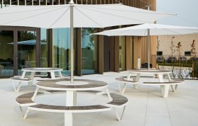 Pantagruel - der runde Tisch mit Drehtablett und optionalem Sonnenschirm, ideal für angeregte Gespräche im Freien