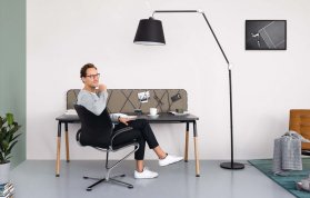 Arbeitstisch und Stoffpinnwand mit variablen Flexbändern - ideal für Ihr Home Office