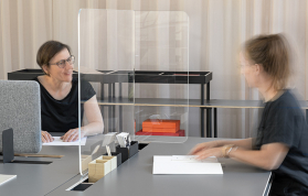 Acryl-Schutzschild zur Abtrennung von Arbeitsplätzen